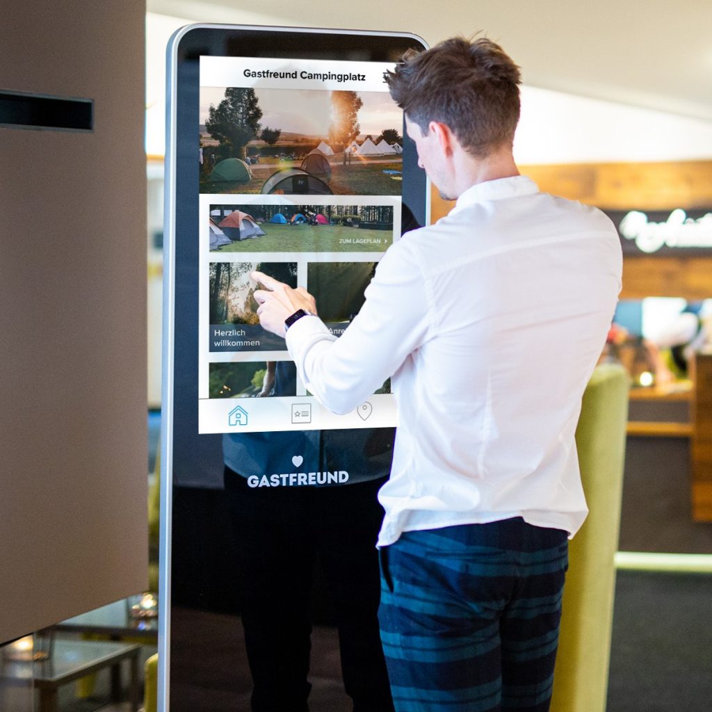 Touchscreen-Kiosk-Digital-Campsite-Gastfreund-GmbH